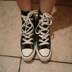 Black converse high tops.