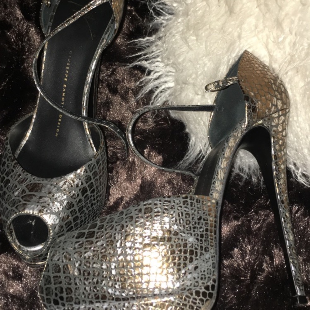 Guisseppe Zanotti (38)
