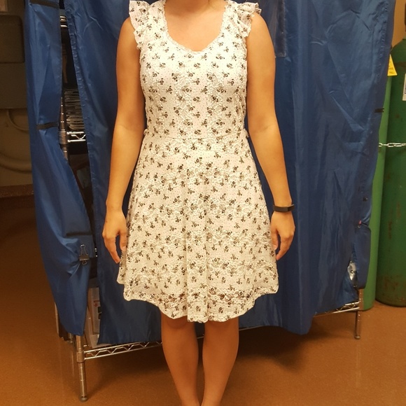White and black floral dress, stretchy material - Picture 1 of 6