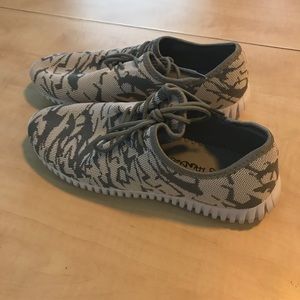 Grey/white tennis shoes