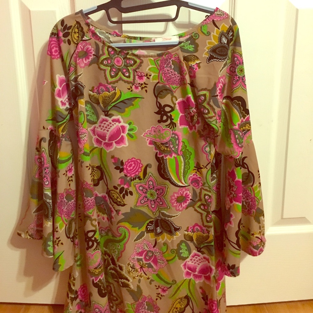 Cute brown floral dress with flare at the sleeves