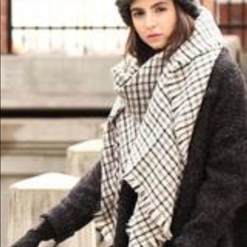 Look by M blanket/oversized scarf NWT