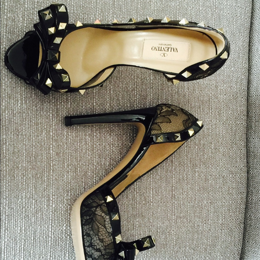 ❌SOLD ❌Valentino Black Lace Rockstud D'Orsay Pumps - Picture 5 of 8
