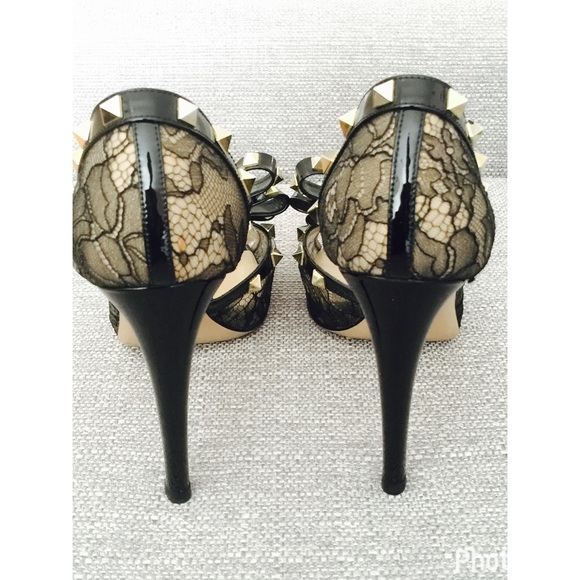 ❌SOLD ❌Valentino Black Lace Rockstud D'Orsay Pumps - Picture 4 of 8