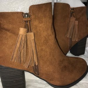 Esprit Booties - tassel detail & stacked heel 🛍