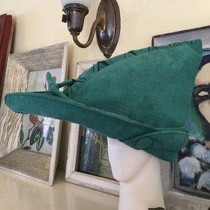 Adjustable bycocket, costume hat