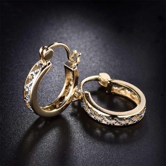 ❤️4 for $20 Sale❤️ 10k Gold plated Hoop Earrings - Picture 2 of 4