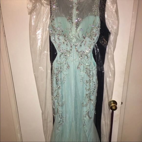 ✨ SALE!!! Beautiful crystal gown - Picture 3 of 5