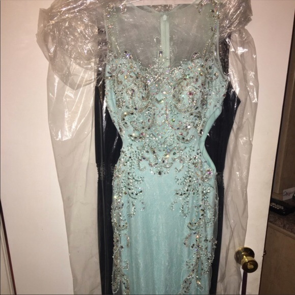 ✨ SALE!!! Beautiful crystal gown - Picture 4 of 5