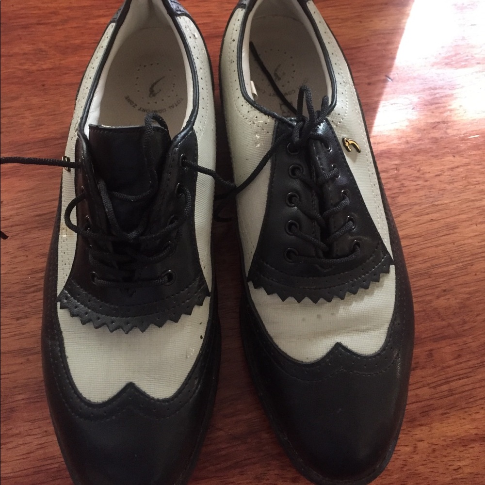 Lady’s 🏌️ Golf Shoes with cleats included