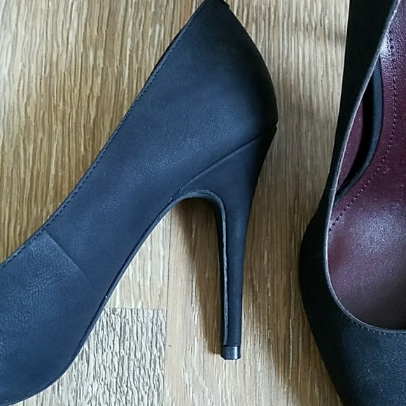 Heels - Picture 4 of 4