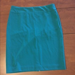 Green casual mid length skirt