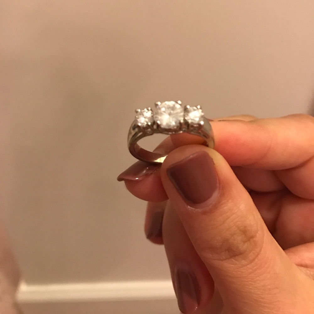 Women's fashion jewelry cubic zirconia ring size 6 - Picture 2 of 4