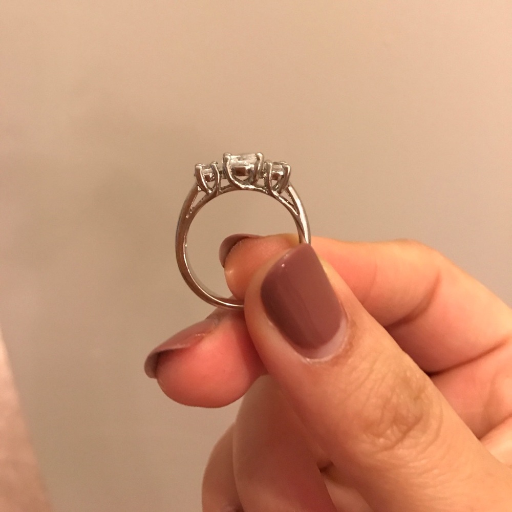 Women's fashion jewelry cubic zirconia ring size 6 - Picture 3 of 4