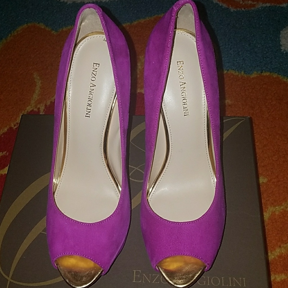 Stylish heels with platform. Gold trim. Free🎁