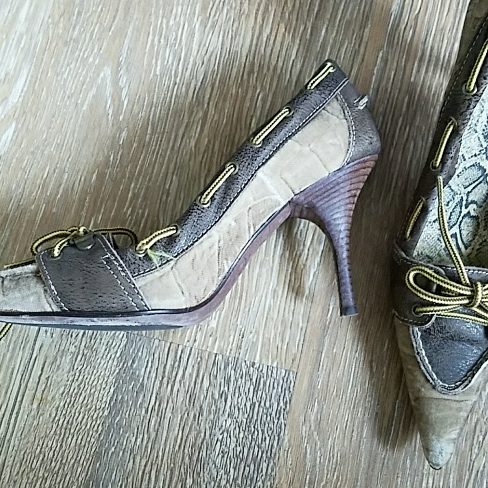 Heels - Picture 3 of 3