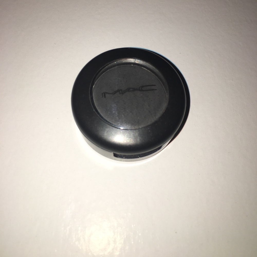MAC eyeshadow. Color: Typographic. Matte.