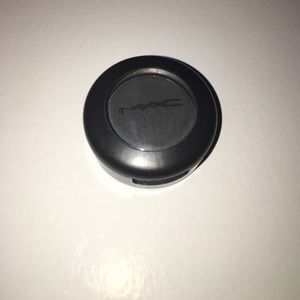 MAC eyeshadow. Color: Typographic. Matte.