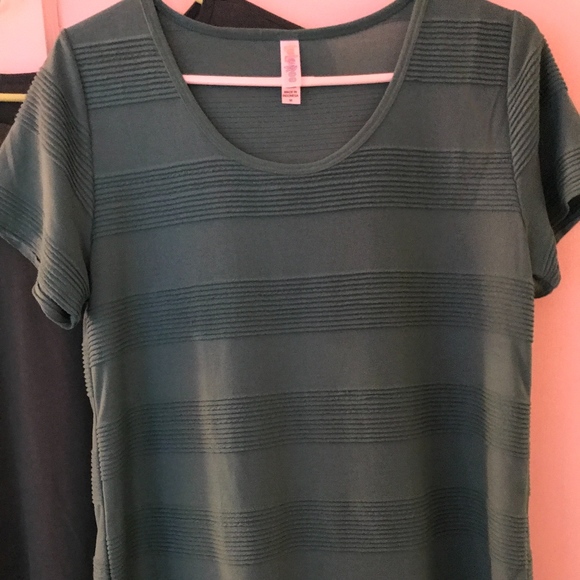LuLaRoe Tops - Lula roe Med Classic T