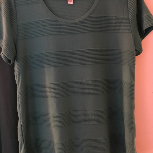 Lula roe Med Classic T - Picture 3 of 3