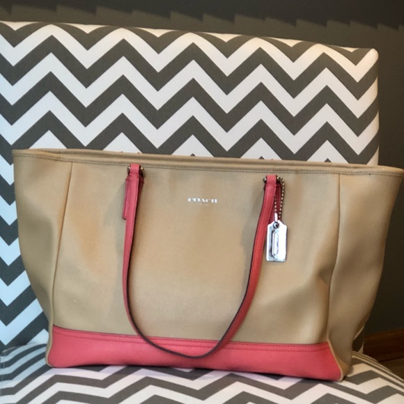 Coach City Tote with colorblock Saffiano Leather - Picture 2 of 8