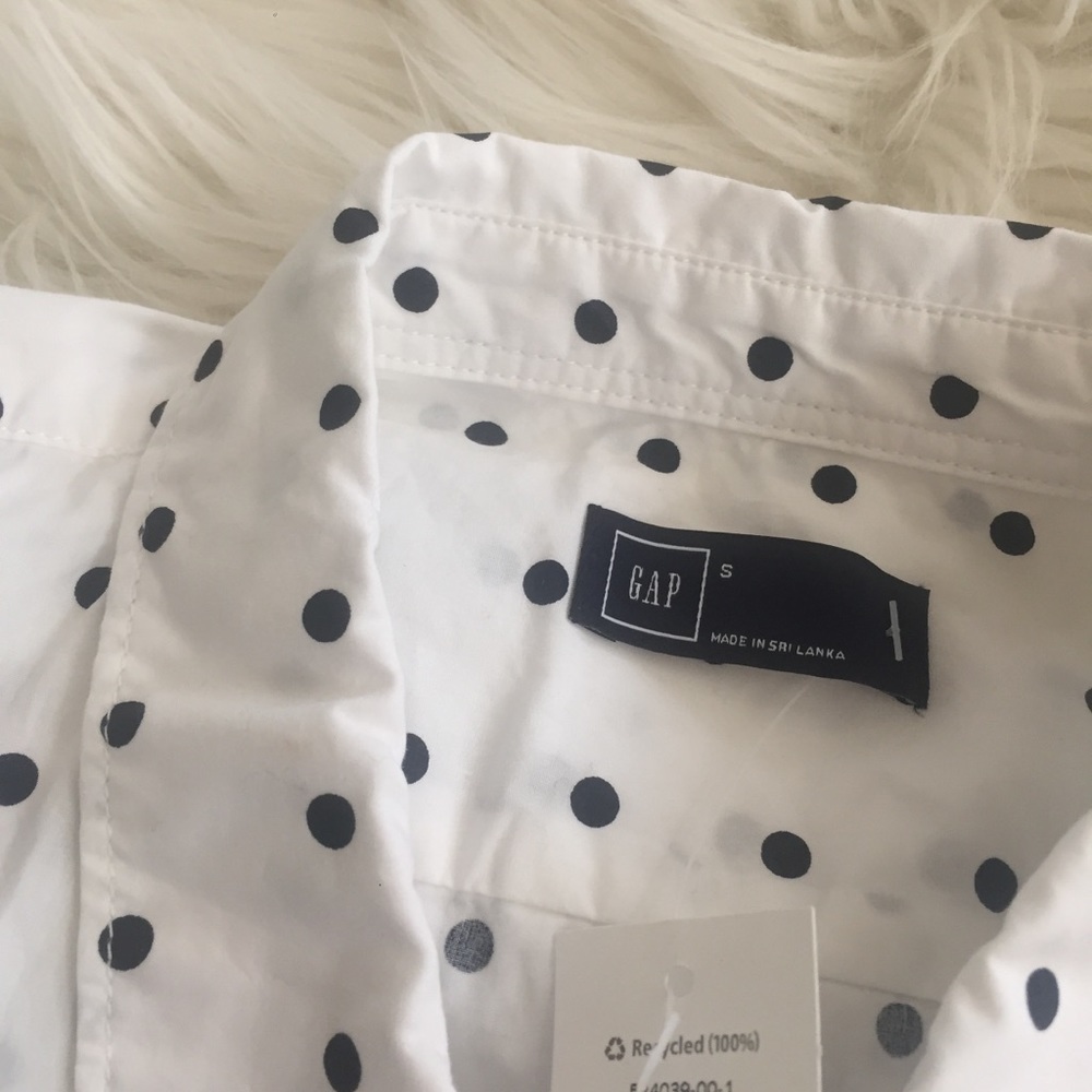 (SOLD) NWT Gap Button-Down - Picture 4 of 6