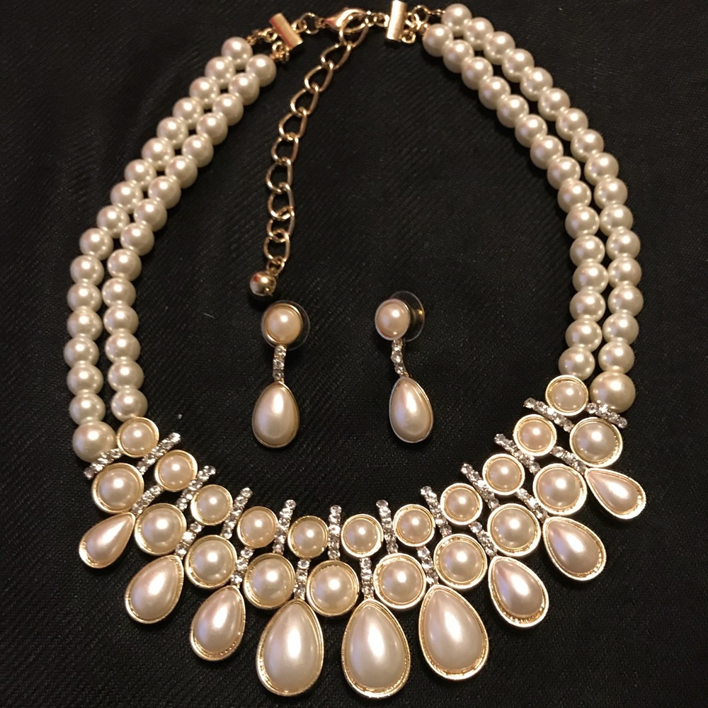 NWT flat pearl and gold necklace and earring set