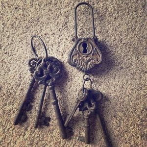 Distressed Vintage Style Keys