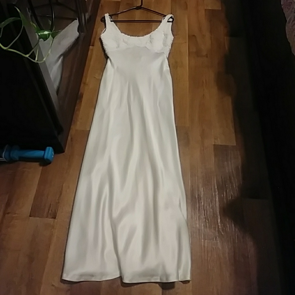 Beautiful Carmen Marc Valvo evening gown.