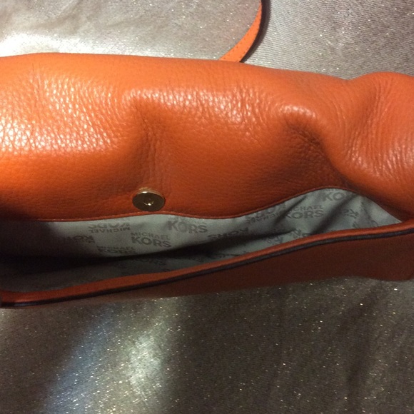 NEW!! Michael Kors Beverly Leather Clutch - Picture 3 of 8