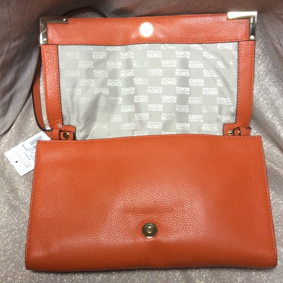NEW!! Michael Kors Beverly Leather Clutch - Picture 5 of 8