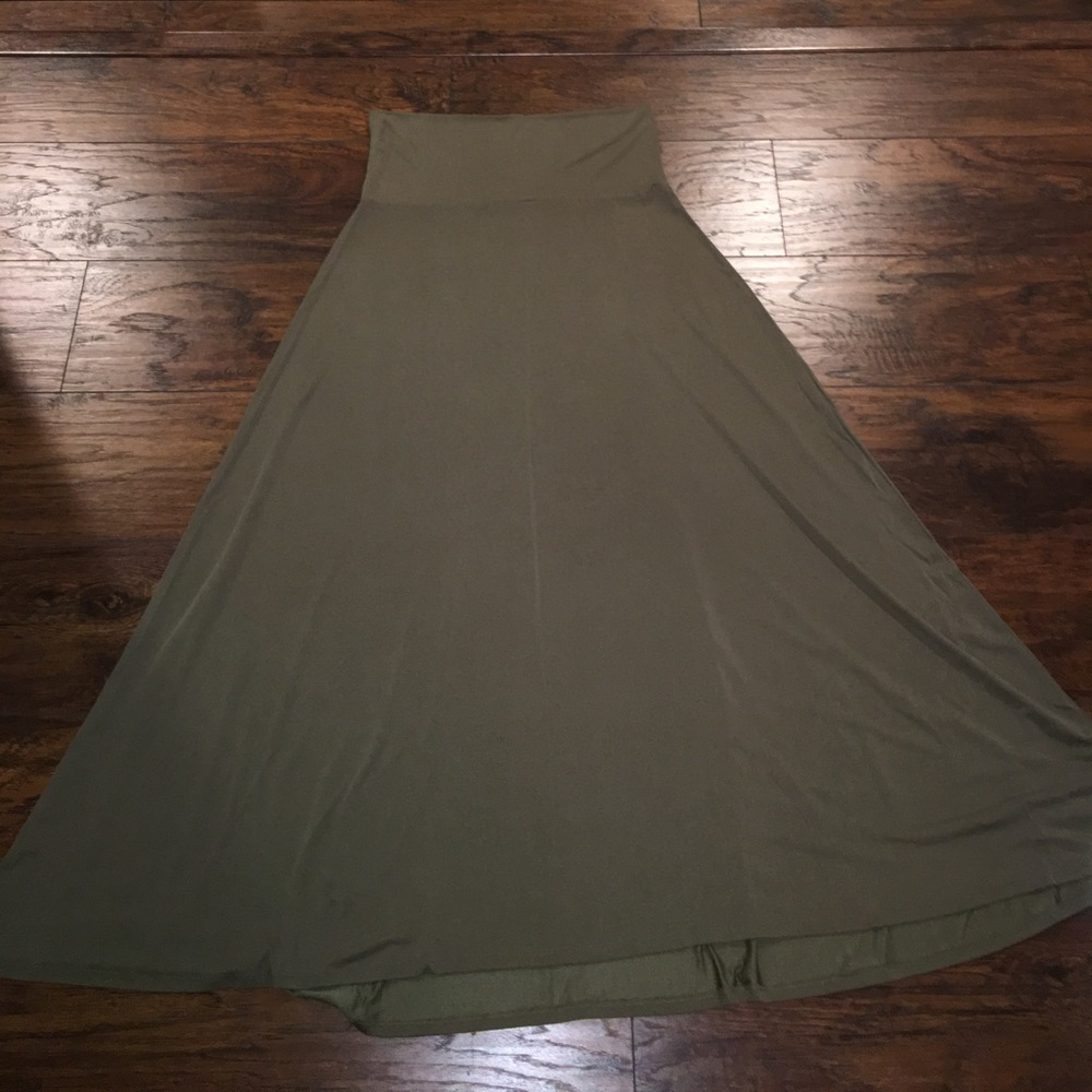 LULAROE Large solid army green Maxi skirt