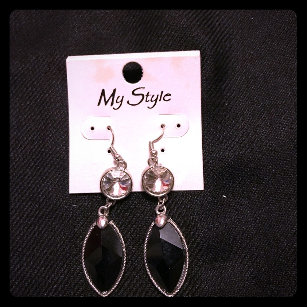 NWT Black dangling teardrop earrings