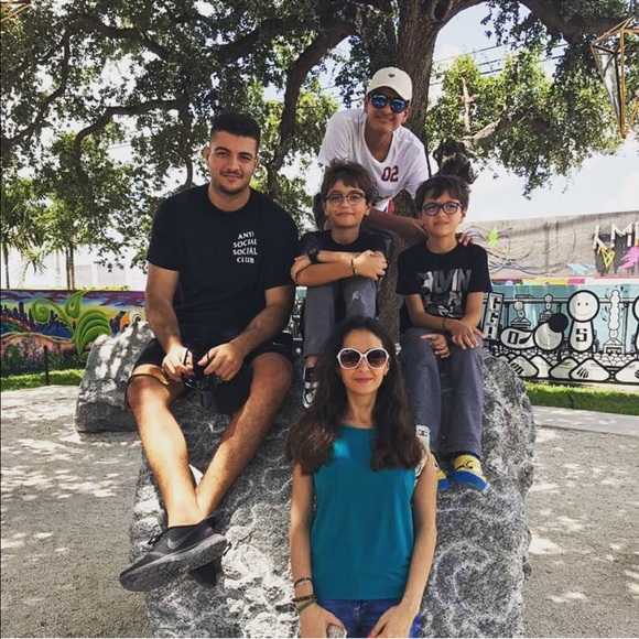 Meet your Posher, Ali - Picture 2 of 5