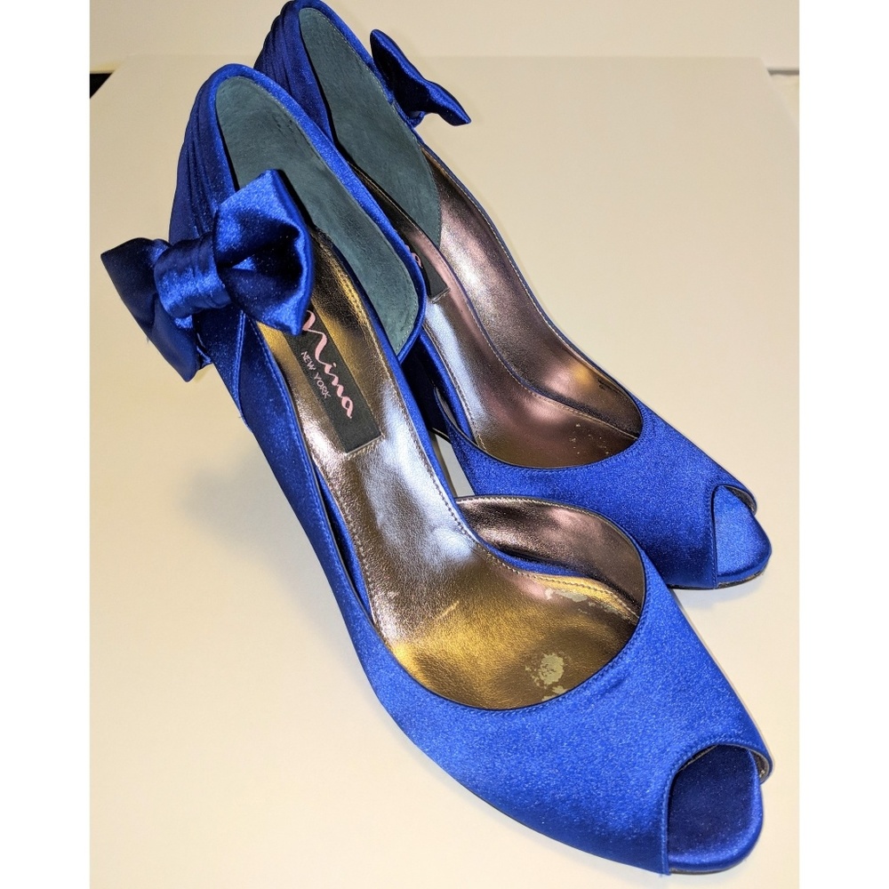 Evening blue pumps