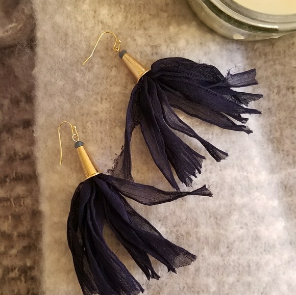 Raw edge tassel earrings - Picture 2 of 2