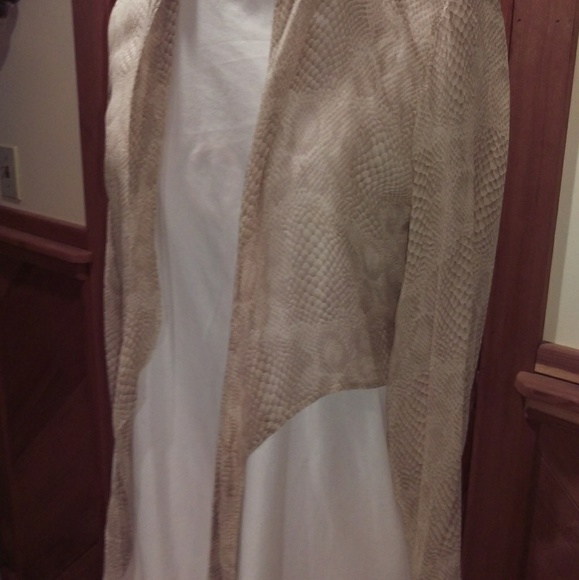 Sheer blouse NWT - Picture 7 of 8