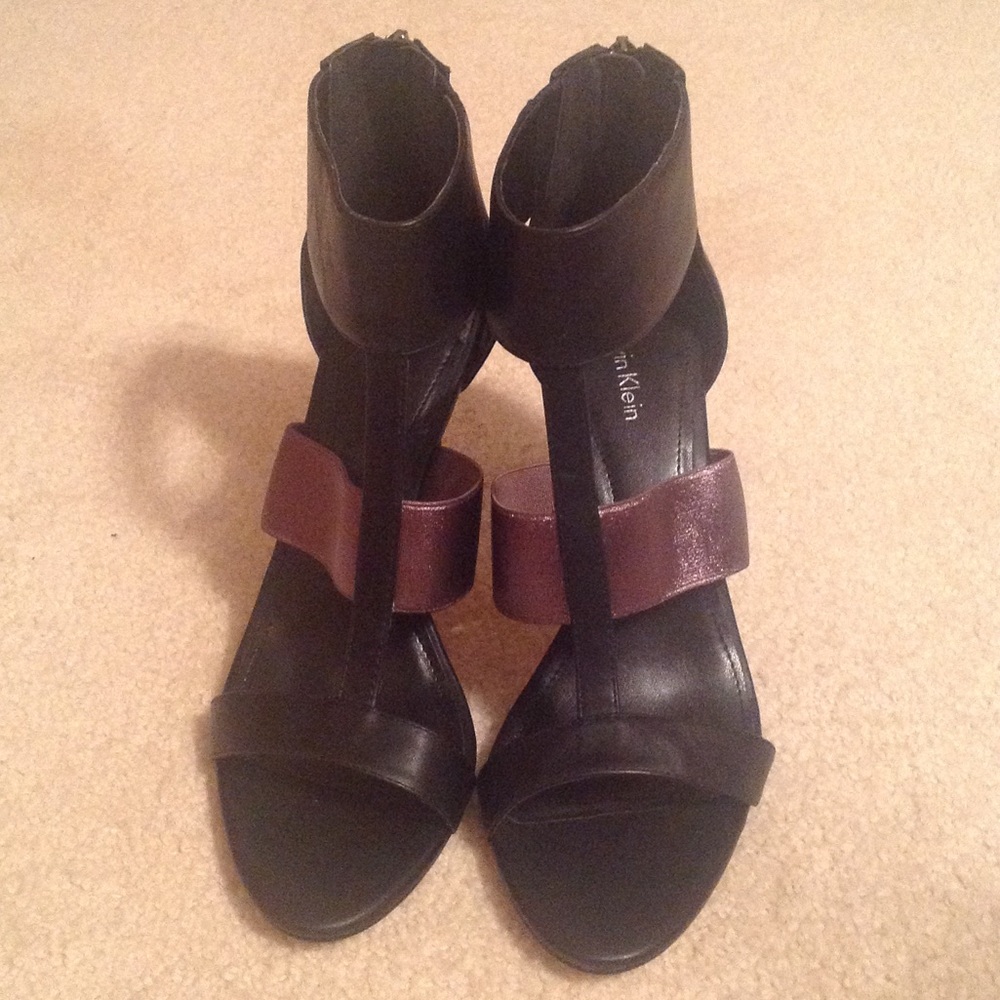 NWOB Calvin Klein Black/Gunmetal Sandal Size 8M