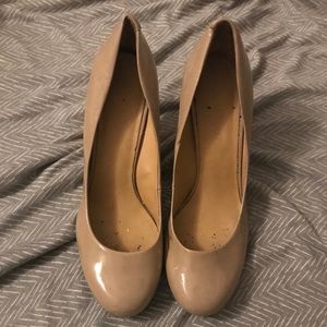 Nude pumps