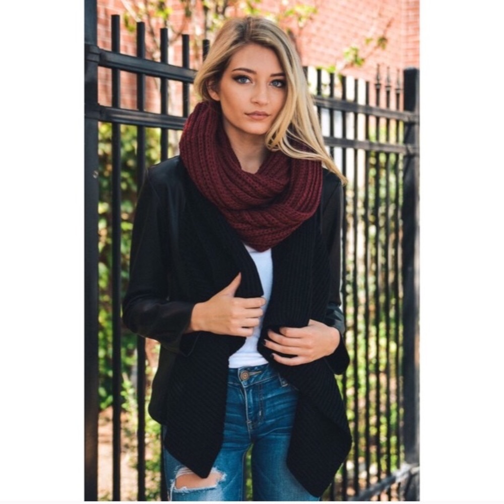 Burgundy knit infinity scarf - Picture 3 of 4