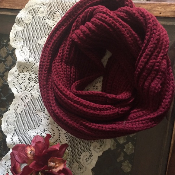 Burgundy knit infinity scarf - Picture 2 of 4