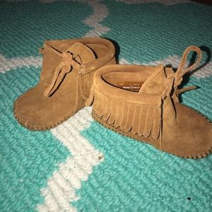 Minnetonka toddler moccasins size 5