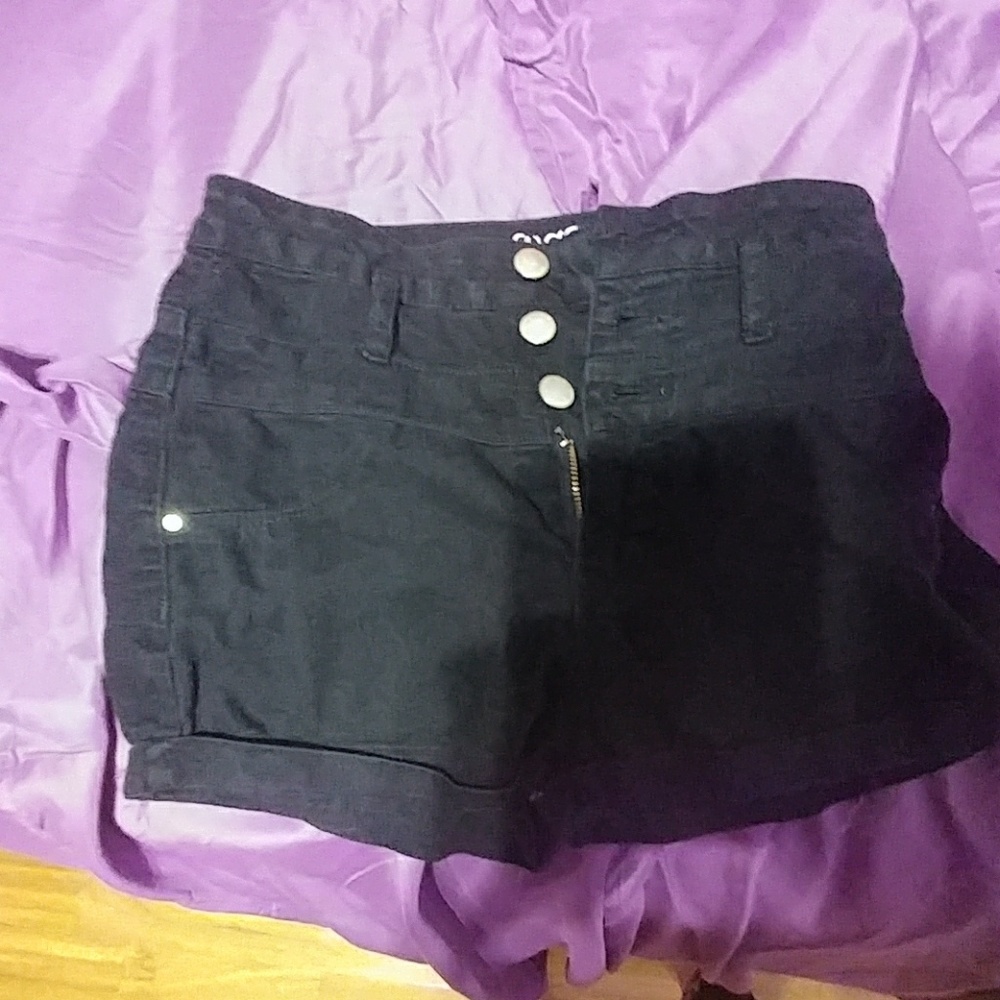 High-waisted 3 button up black shorts
