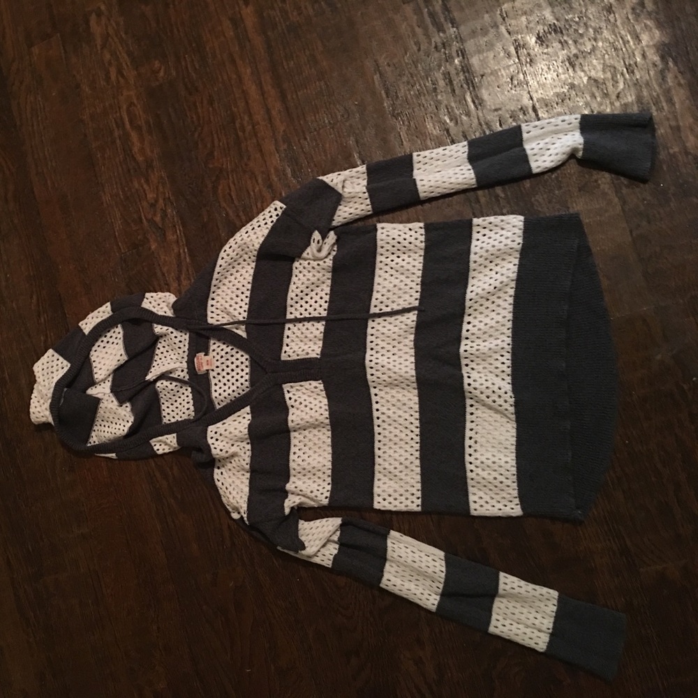 Grey/white sweater