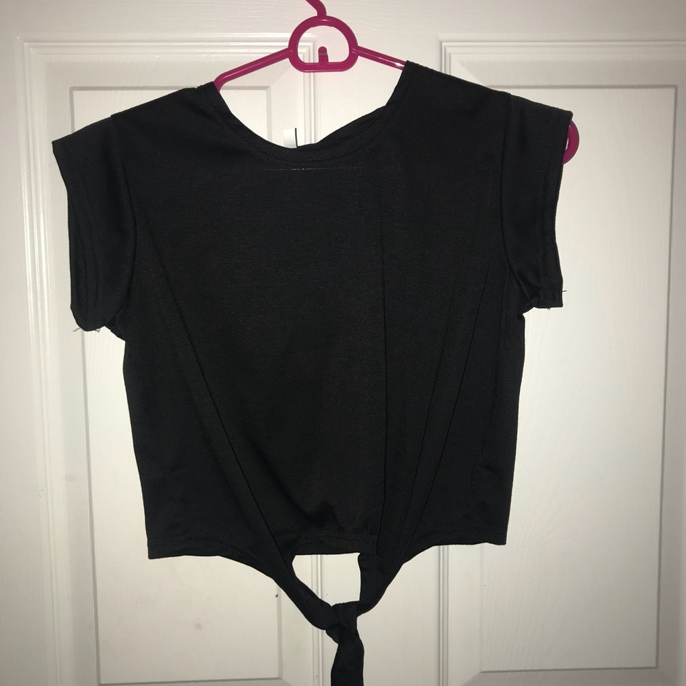 Black cropped shirt with tie in the front