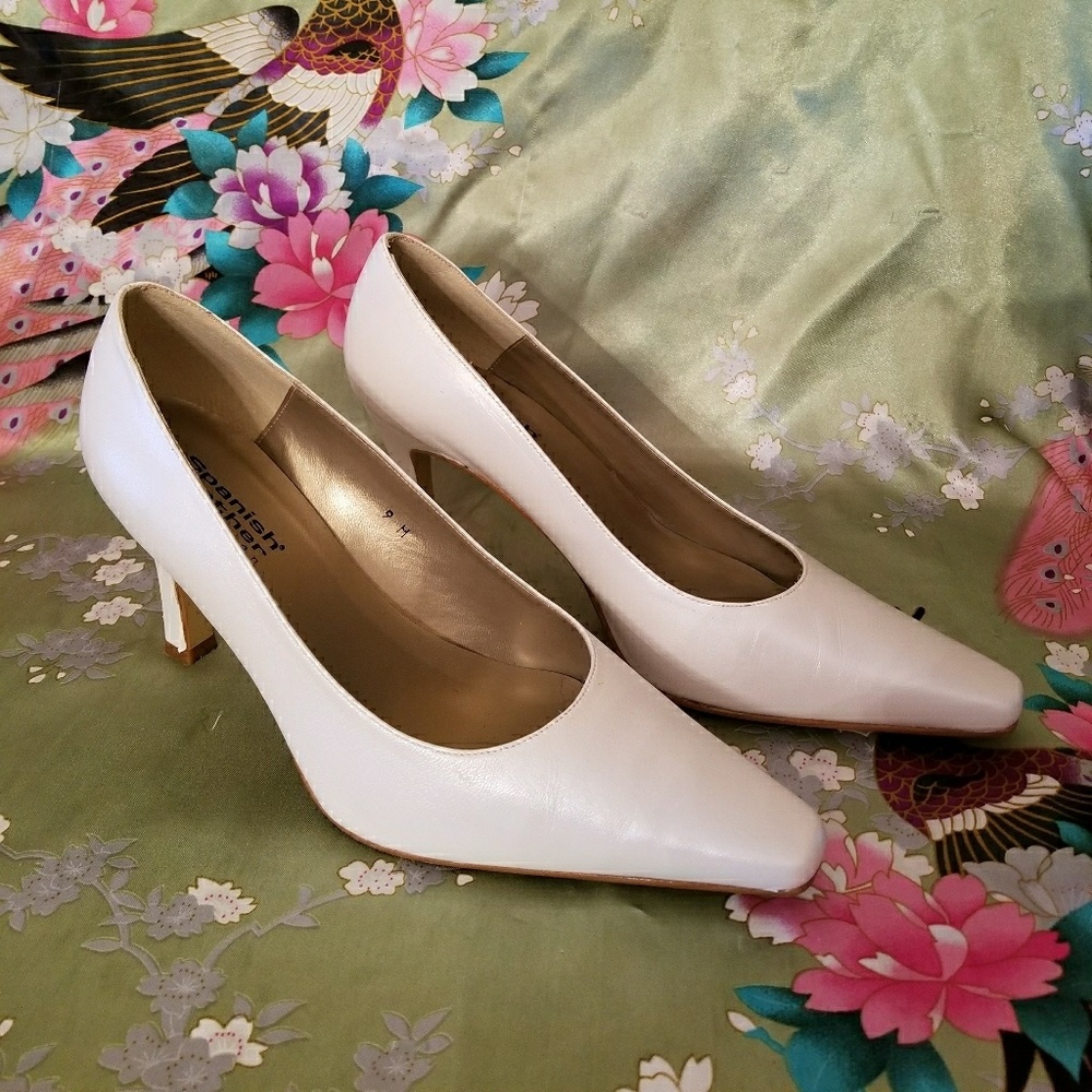 100% leather high vamp 3.5" heel pumps in GUC
