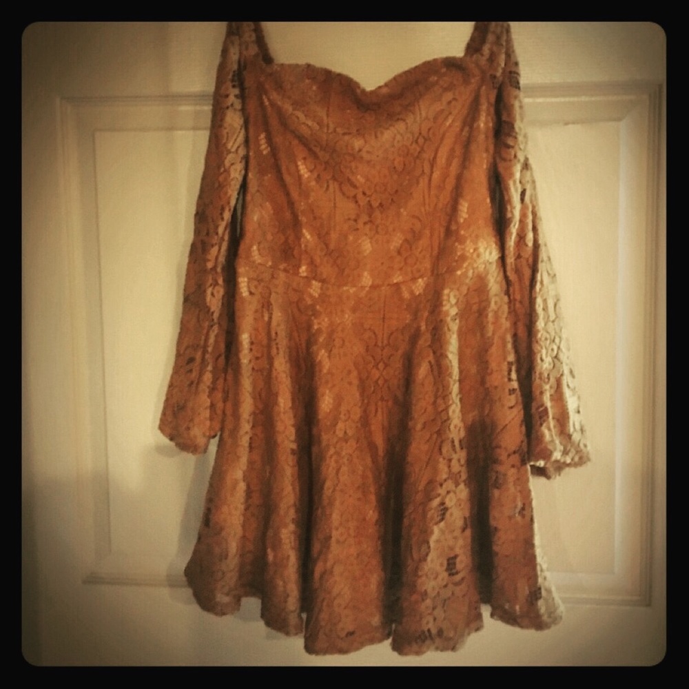 MAKE AN OFFER‼️NWT Nellis OffShoulder Dress Jrs. M