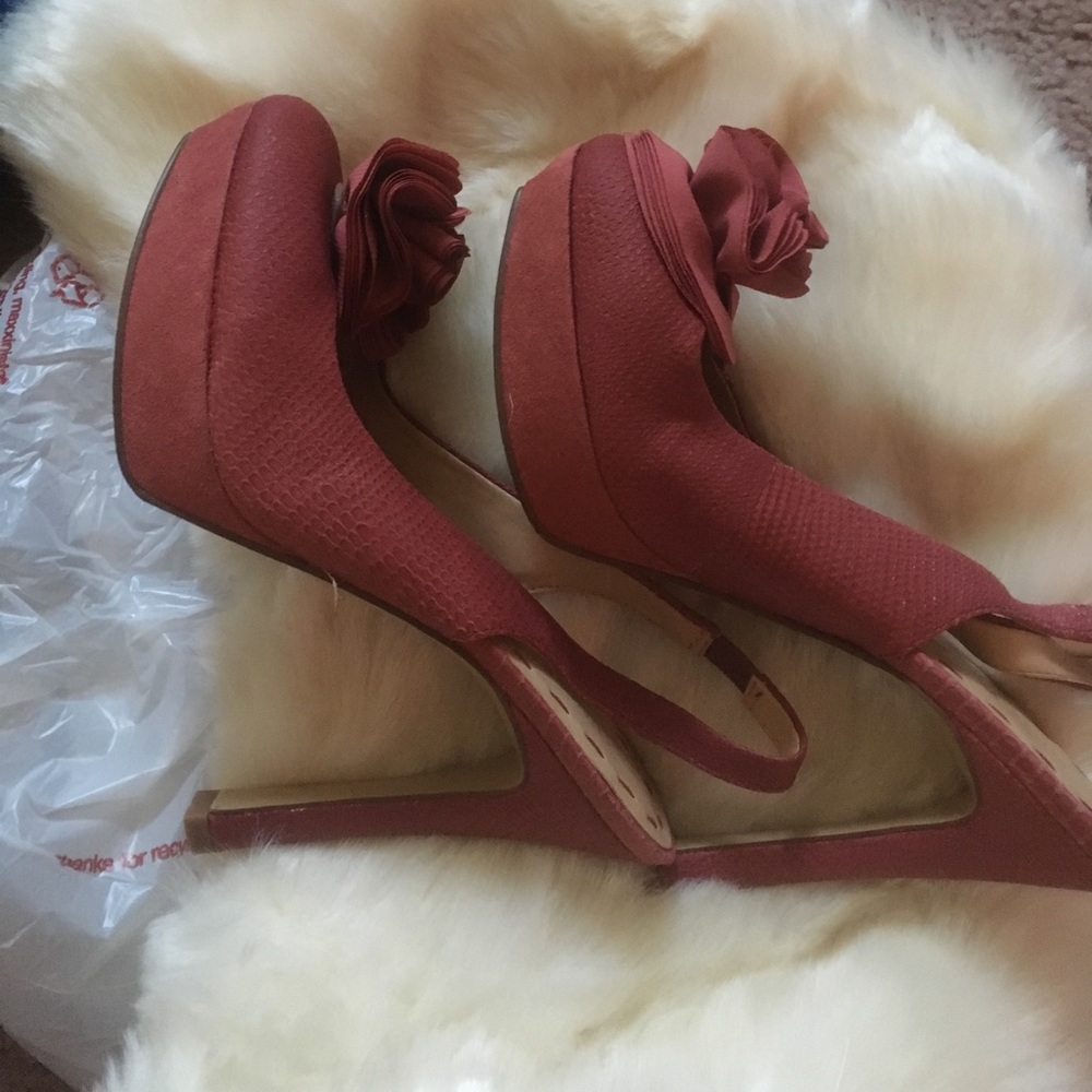 Snakeskin slingback platform pumps
