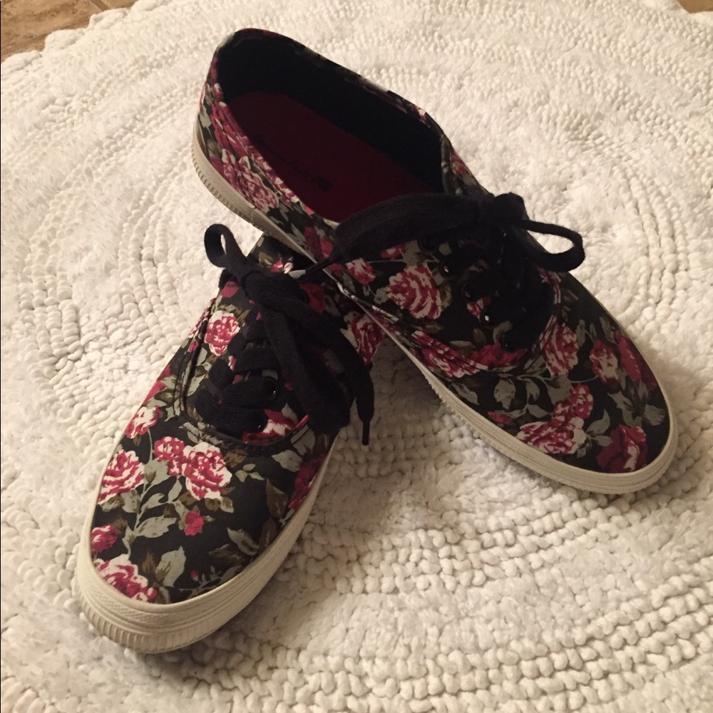 American Eagle floral tennies