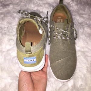 Toms tennis shoe